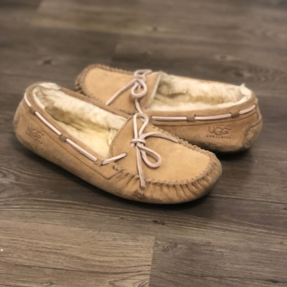 Ugg Moccasin “ Dakota” size 7